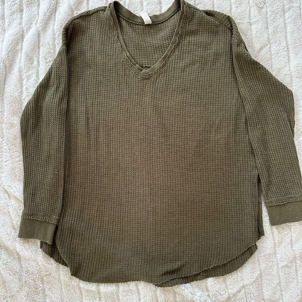 Stylish v neck waffle knit long sleeve t-shirt. Fun casual look!